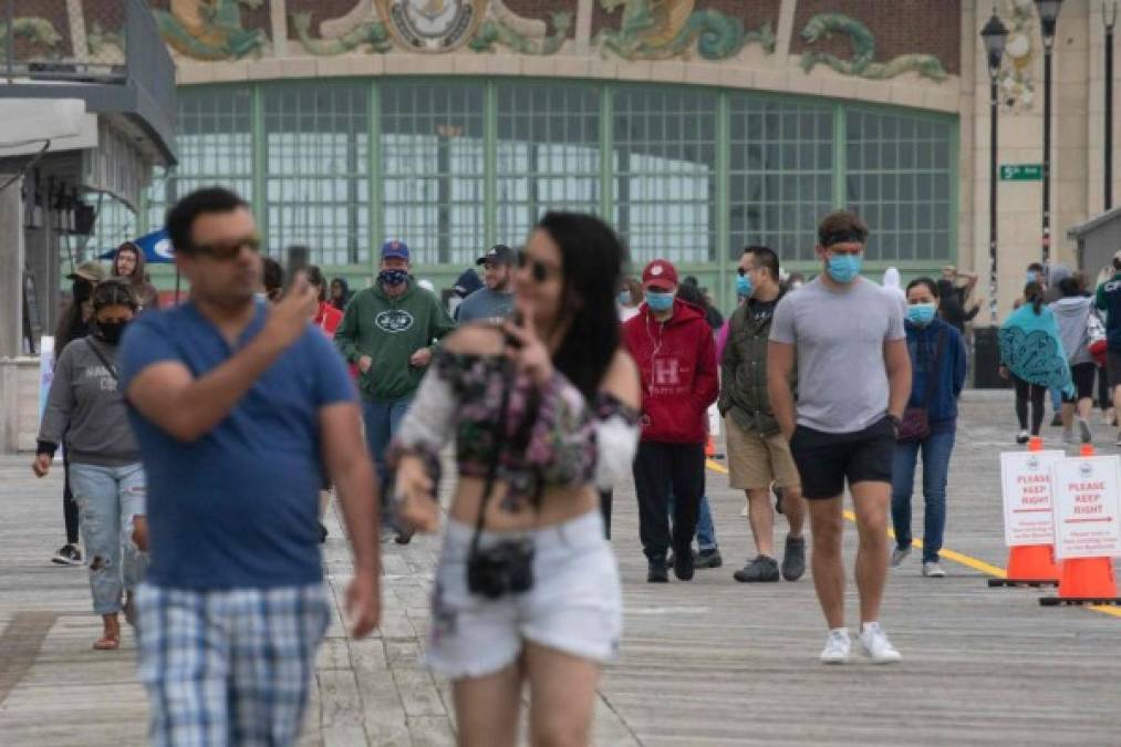 Cansados del encierro miles en el mundo buscan las playas y parques (FOTOS)