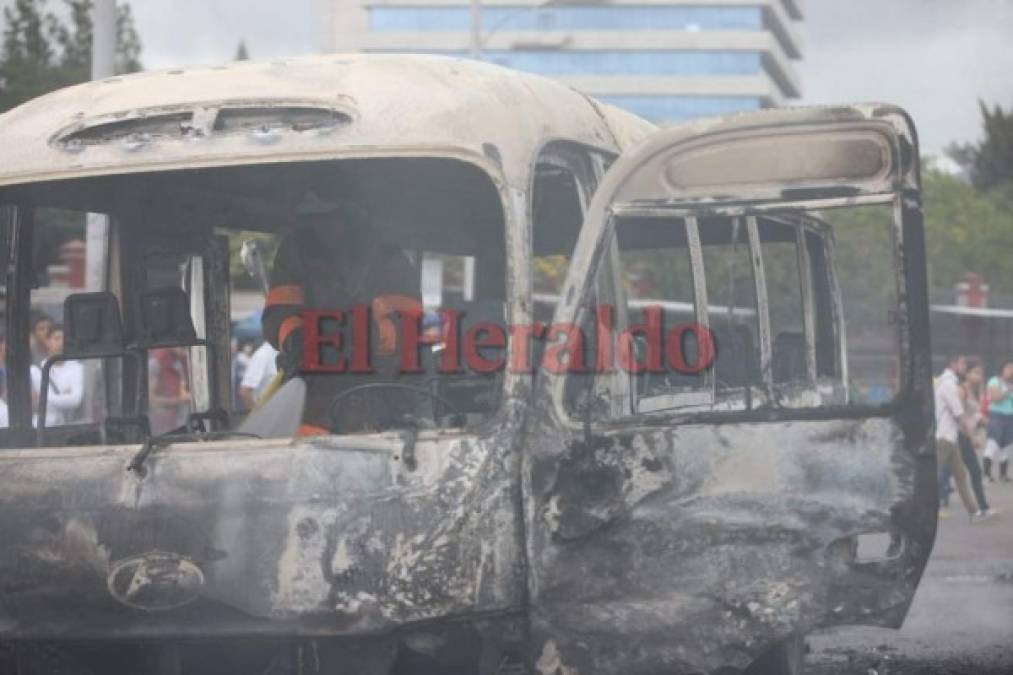 Las impactantes imágenes que dejó el incendio de tres buses rapiditos enfrente de la UNAH