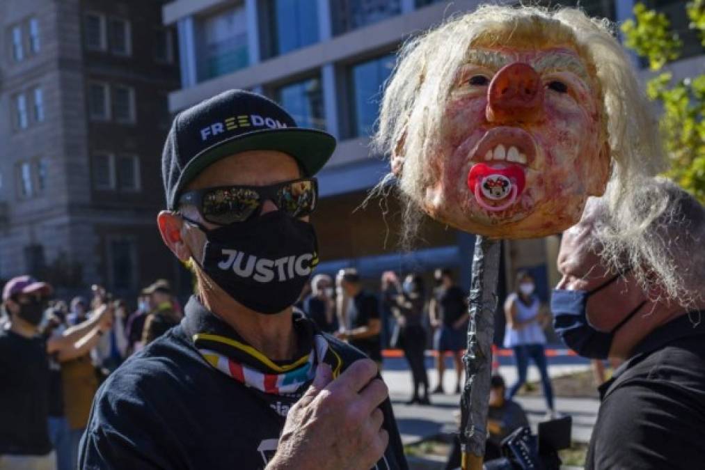 Miles festejan en alrededores de la Casa Blanca al grito de 'fuera Trump'