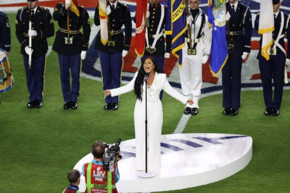 Emotiva interpretación de Demi Lovato del himno estadounidense en el Super Bowl