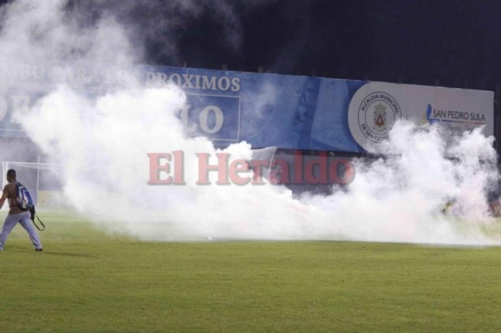 Las imágenes que no vio del ataque entre barras en la semifinal de fútbol hondureño