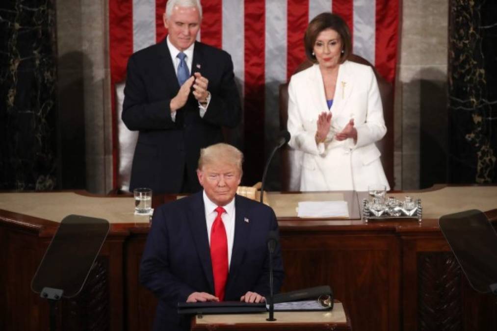 En imágenes: Momento en el que Donald Trump niega estrechar la mano a Nancy Pelosi