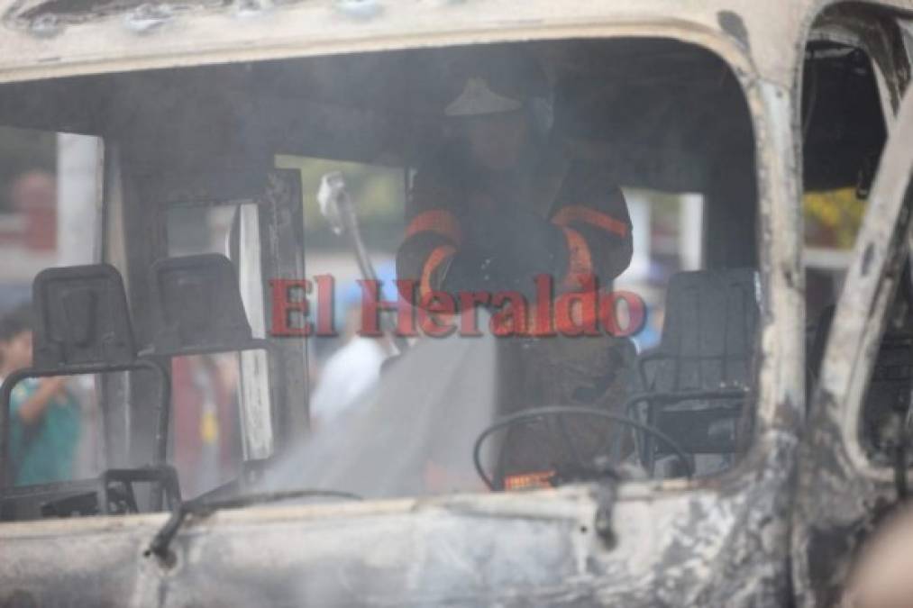 Las impactantes imágenes que dejó el incendio de tres buses rapiditos enfrente de la UNAH