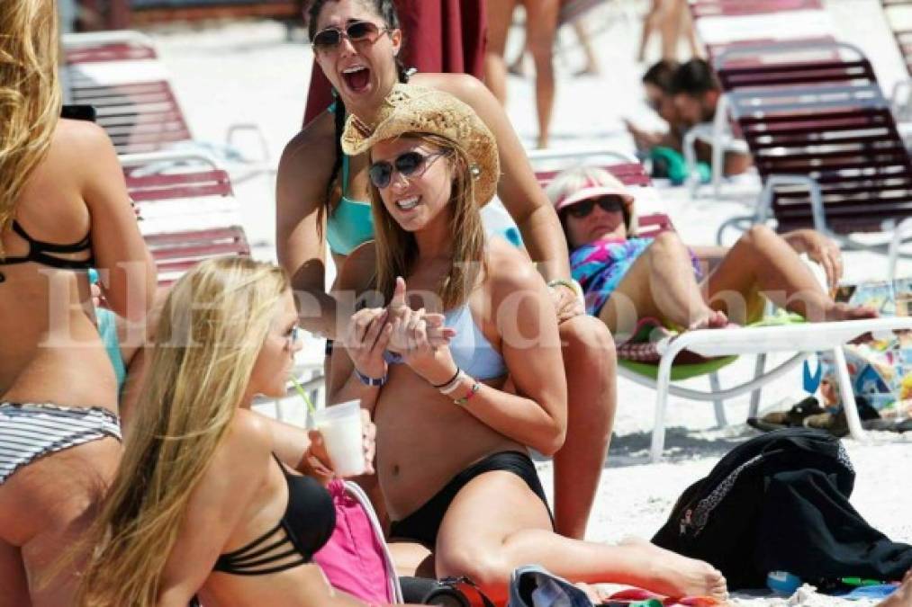 Hermosas mujeres adornan playas de Fort Myers, ciudad de preparación de Honduras ante EEUU