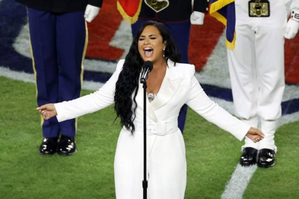 Emotiva interpretación de Demi Lovato del himno estadounidense en el Super Bowl