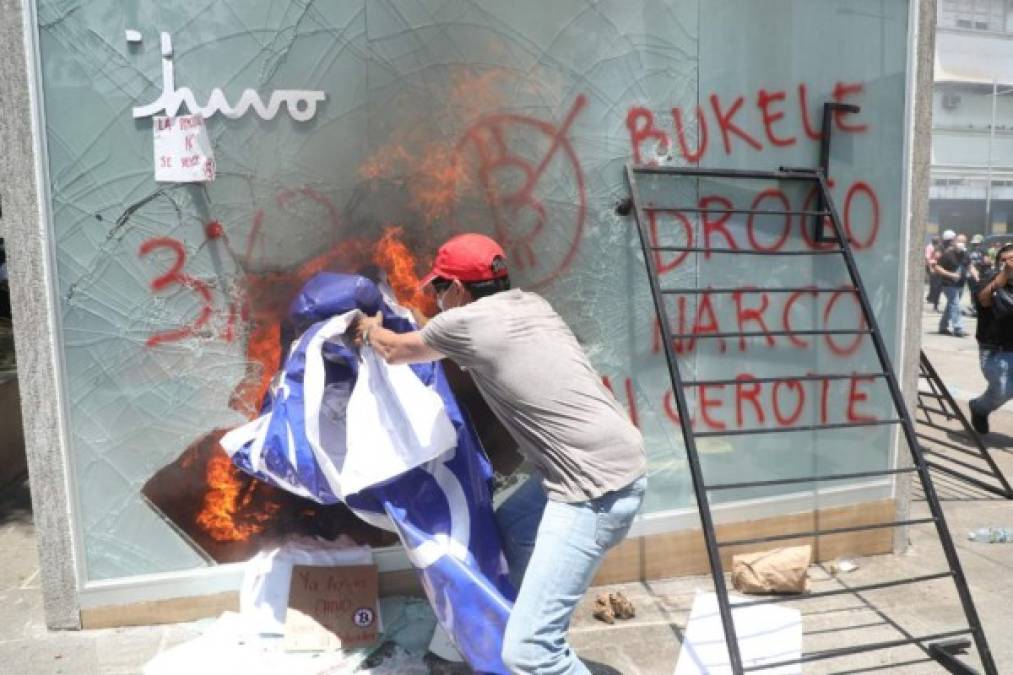 'Bukele, dictador': Salvadoreños protestan contra el bitcóin y el autoritarismo