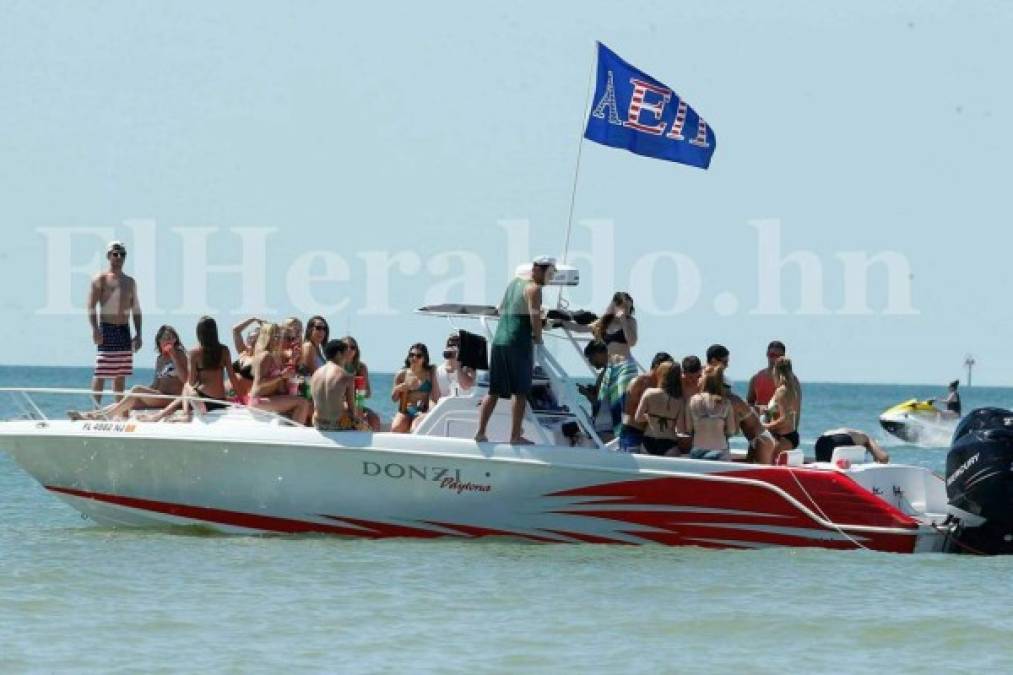 Hermosas mujeres adornan playas de Fort Myers, ciudad de preparación de Honduras ante EEUU