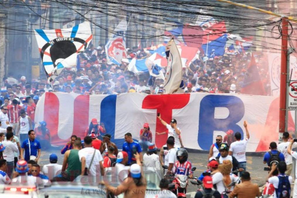 FOTOS: Con la ilusión de conquistar la copa 31, así llegó la Ultra Fiel al Estadio Nacional