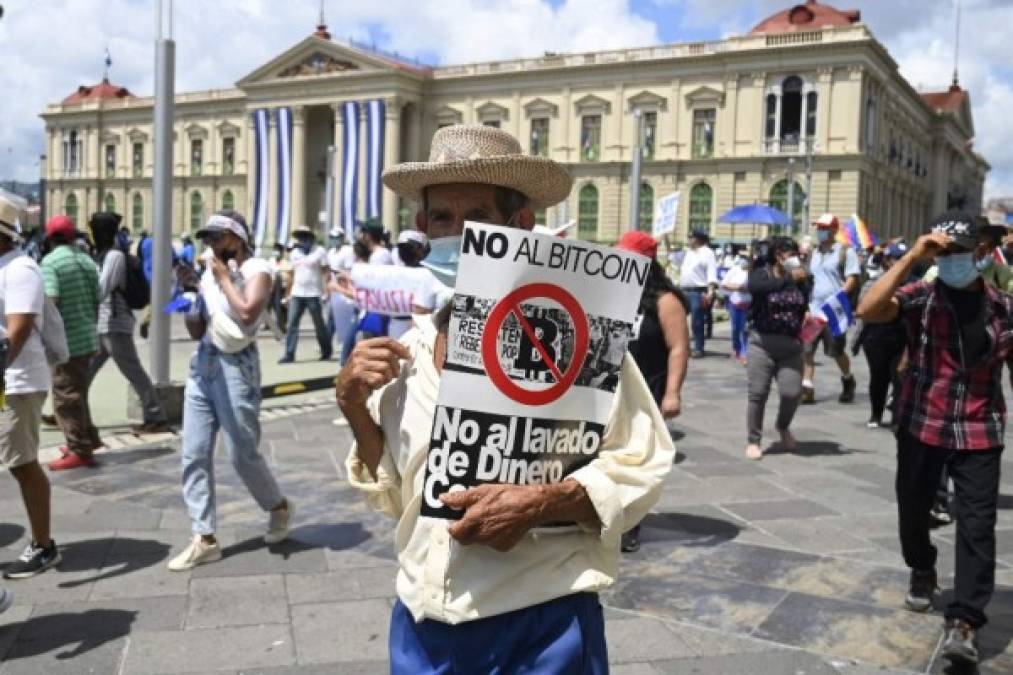 'Bukele, dictador': Salvadoreños protestan contra el bitcóin y el autoritarismo