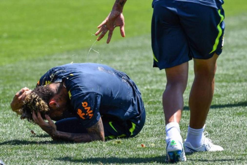 Así llenó Neymar a Coutinho con harina y huevos en su cumpleaños (Fotos)