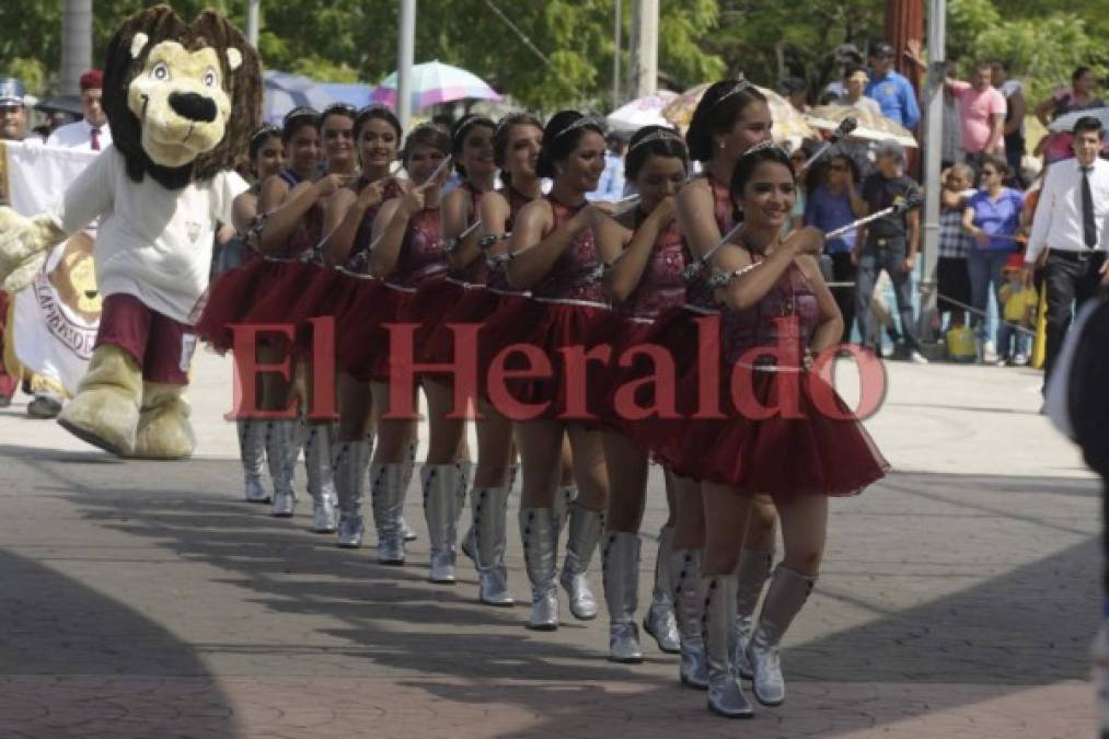 Alta costura en los desfiles: Palillonas brillaron con trajes de fantasía (Fotos)