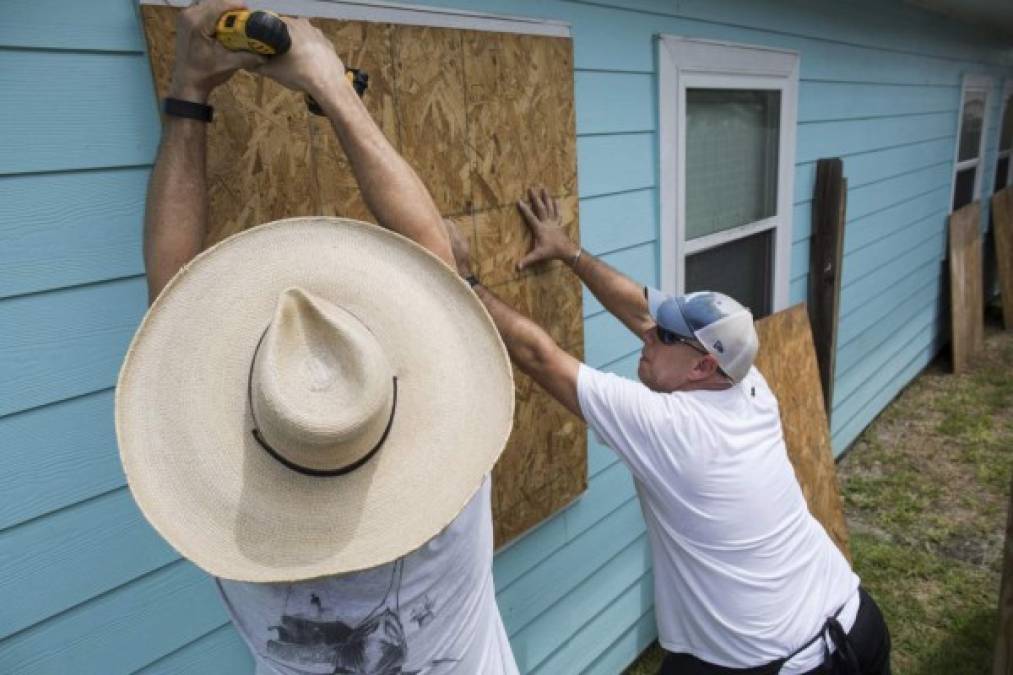 Fotos: Así se preparan los residentes de Texas ante la llegada del huracán Harvey