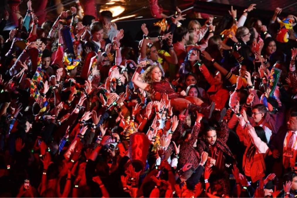 ¡Hasta Bad Bunny apareció! Las mejores fotos del show de JLo y Shakira en el Super Bowl