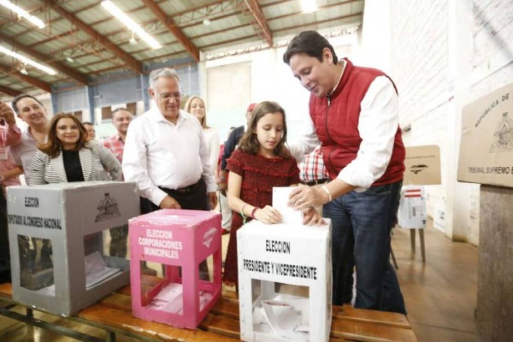 Figuras políticas acuden a las urnas a ejercer el sufragio