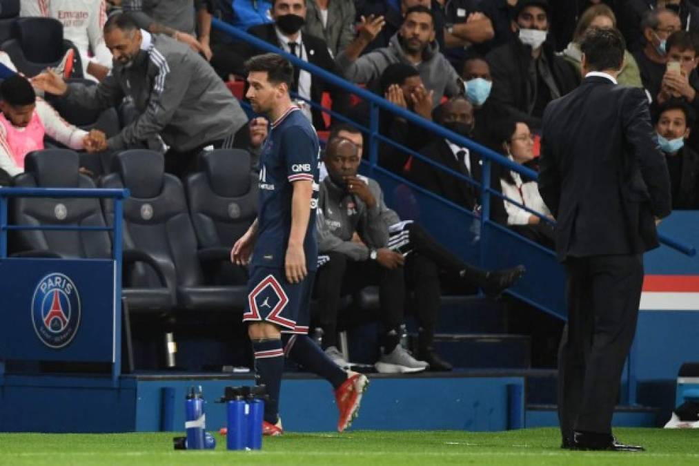 ¿Problemas en el PSG? Messi se fue a la banca serio y negándole el saludo a Pochettino