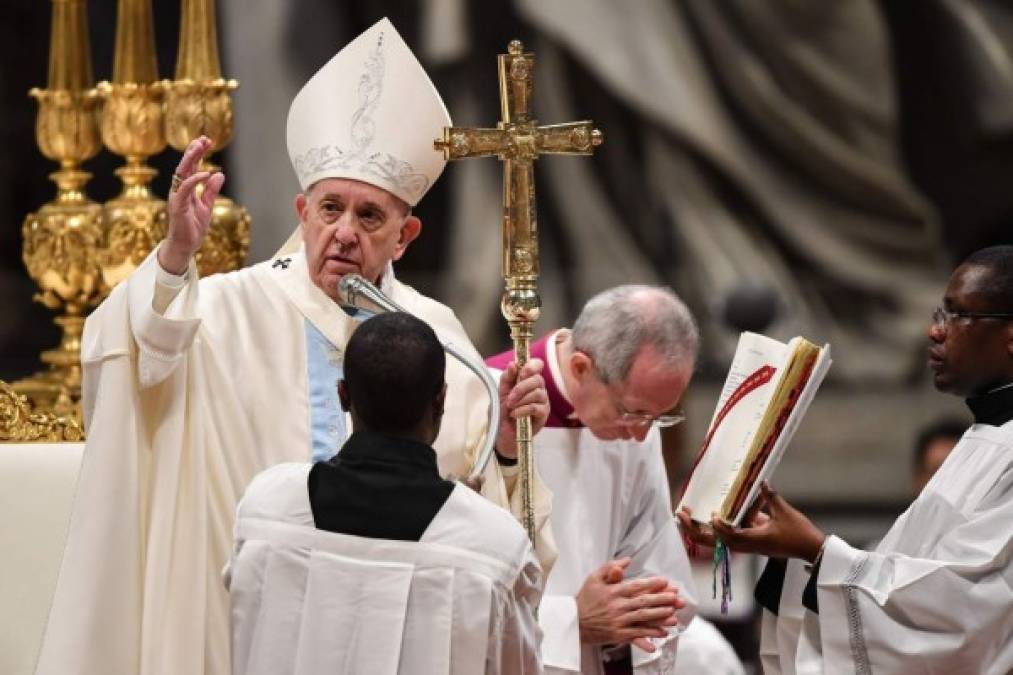 FOTOS: Bastante molesto, el Papa logra zafarse de mujer golpeándole el antebrazo