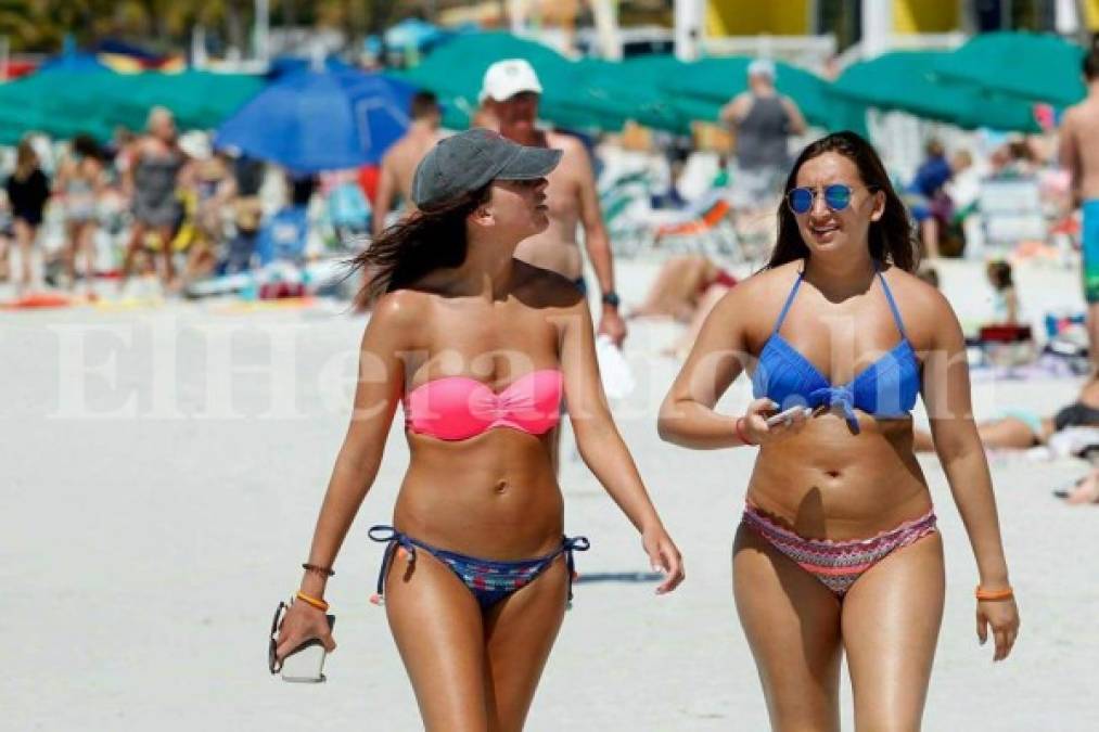 Hermosas mujeres adornan playas de Fort Myers, ciudad de preparación de Honduras ante EEUU