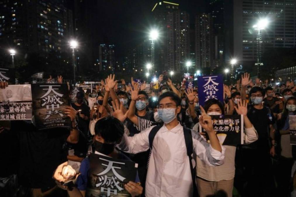 Con velas y en silencio, Hong Kong sale a las calles para recordar la masacre de Tiananmen  