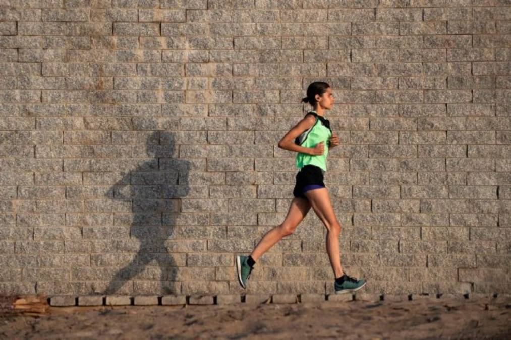 FOTOS: En Barcelona madrugan para nadar y hacer deporte en tiempos de pandemia