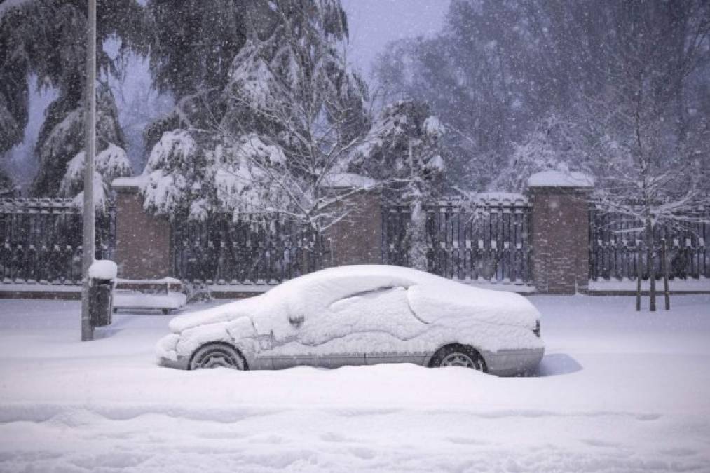 Las impactantes imágenes de la nevada más extensa del siglo que tiene en alerta a España