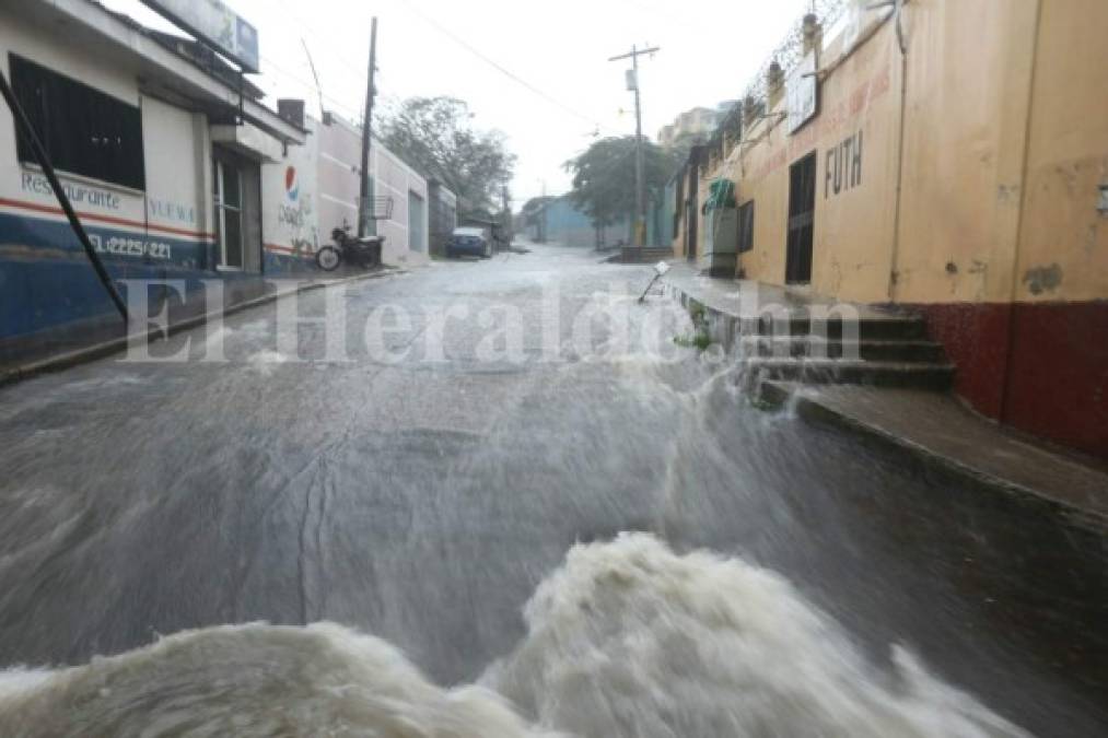 Así se inundó la capital de Honduras tras fuerte lluvia caída este domingo