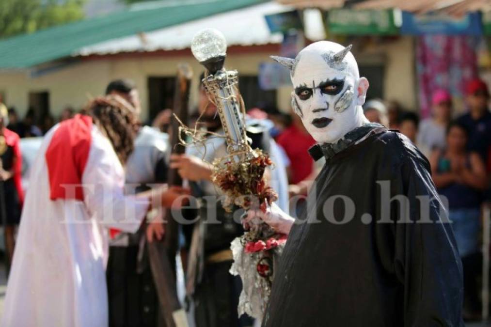 El espectacular Vía Crucis de Iglesia El Calvario que revive la pasión de Cristo