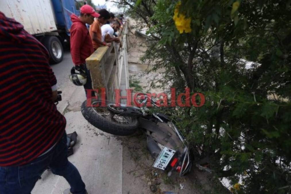 Dolorosas imágenes del fatal accidente de motocicleta de madre e hijo en el anillo periférico