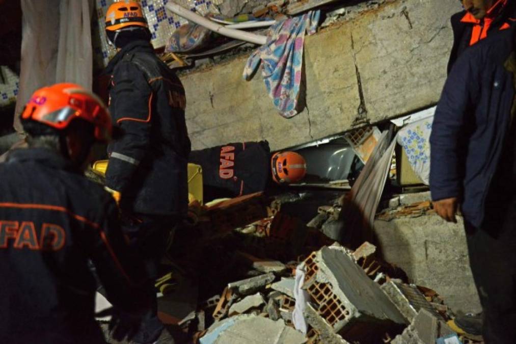 Muerte, destrozos y pánico deja potente sismo en Turquía ; las tristes imágenes