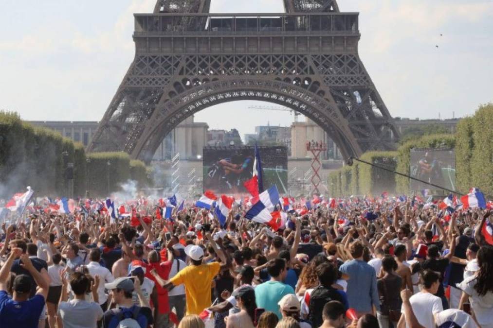 FOTOS: La locura en París tras la coronación de Francia como campeón del Mundo en Rusia 2018