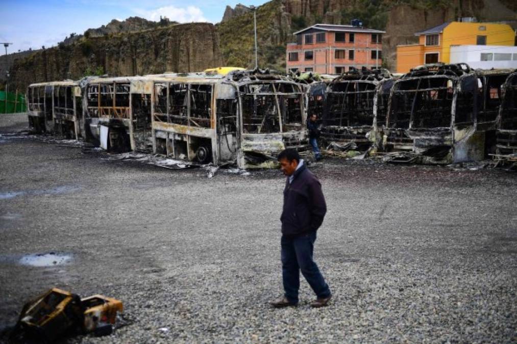 FOTOS: Buses quemados y destrozos en Bolivia tras renuncia de Evo Morales