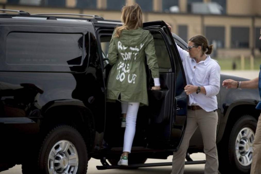 La polémica chaqueta de Melania Trump y el mensaje que revoluciona las redes