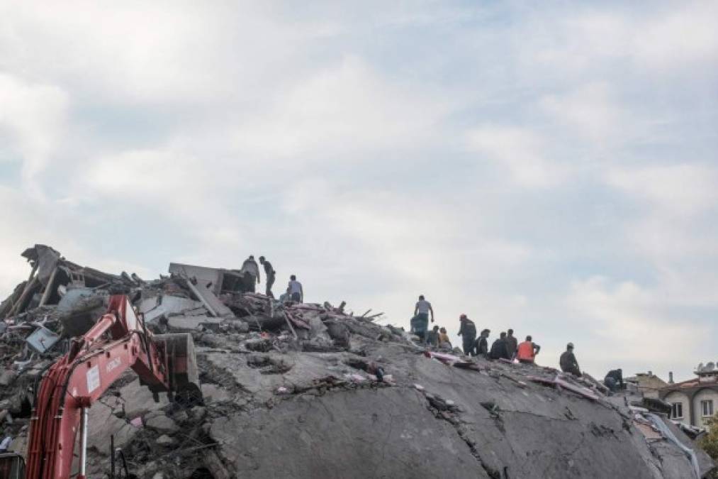 Angustia y desesperación: el rescate de personas atrapadas tras terremoto en Turquía