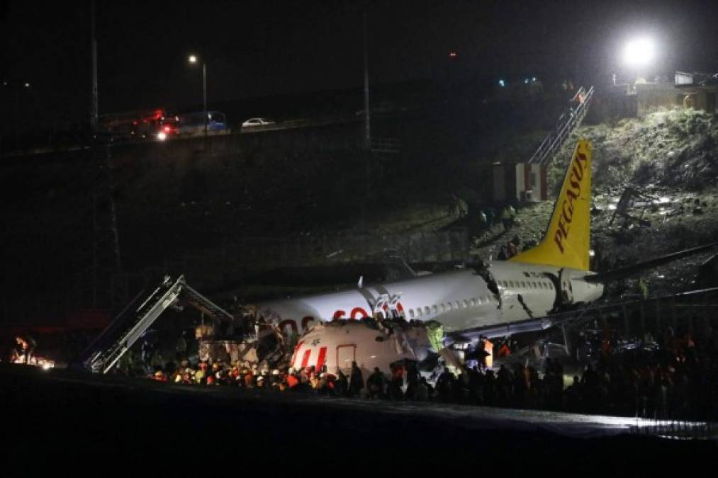 Las fotos del avión que se partió en tres en Turquía; hay 157 heridos
