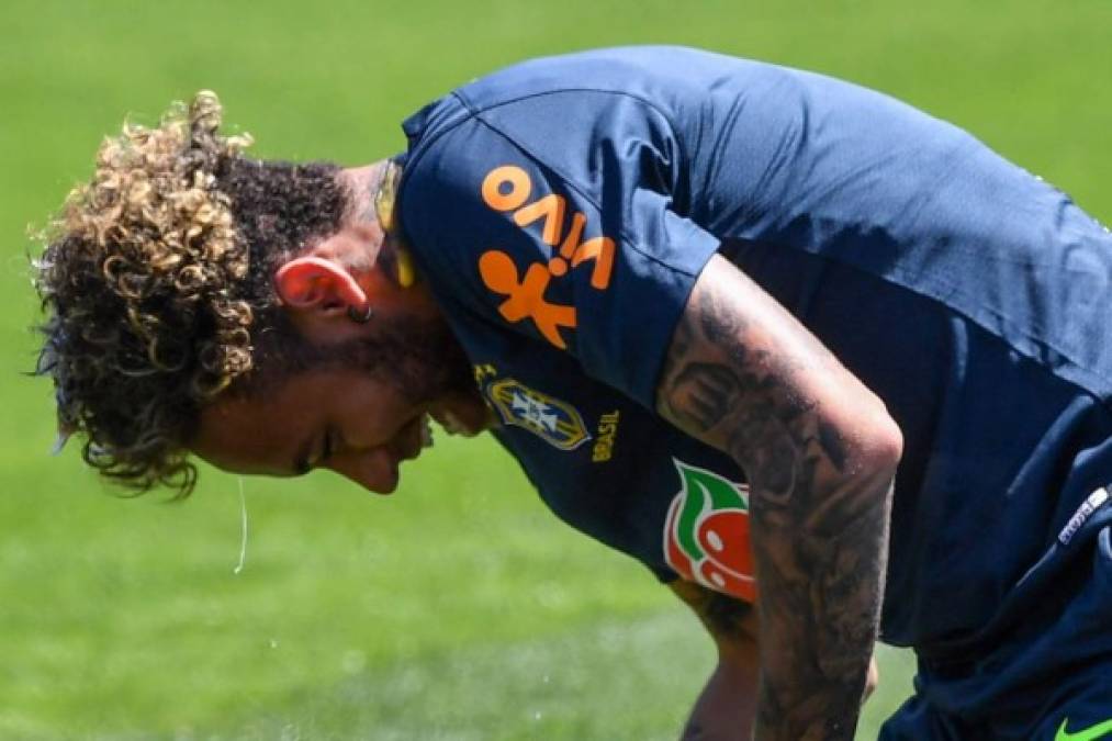 Así llenó Neymar a Coutinho con harina y huevos en su cumpleaños (Fotos)