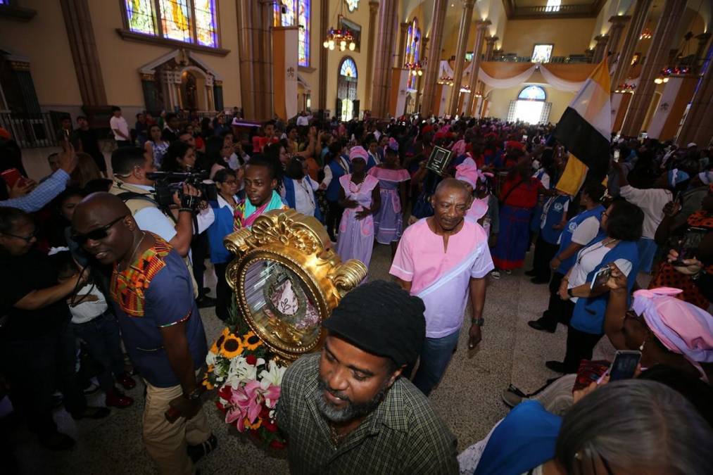 Comunidad garífuna derrocha fervor y devoción al visitar a la Virgen de Suyapa