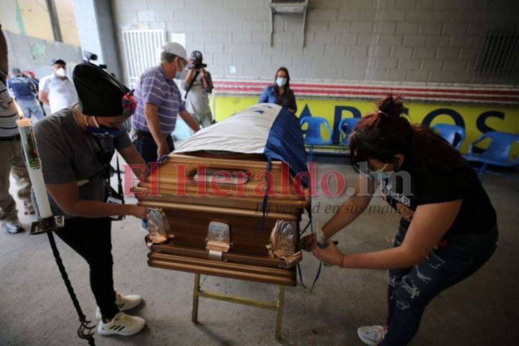 Desconsuelo y llanto en velorio de Chelato Uclés en el Estadio Nacional