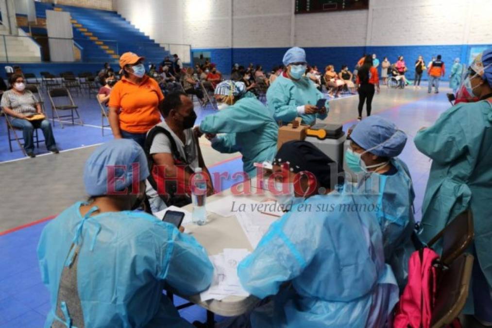 FOTOS: Tercer día consecutivo de inmensas filas por jornada de vacunación en la capital