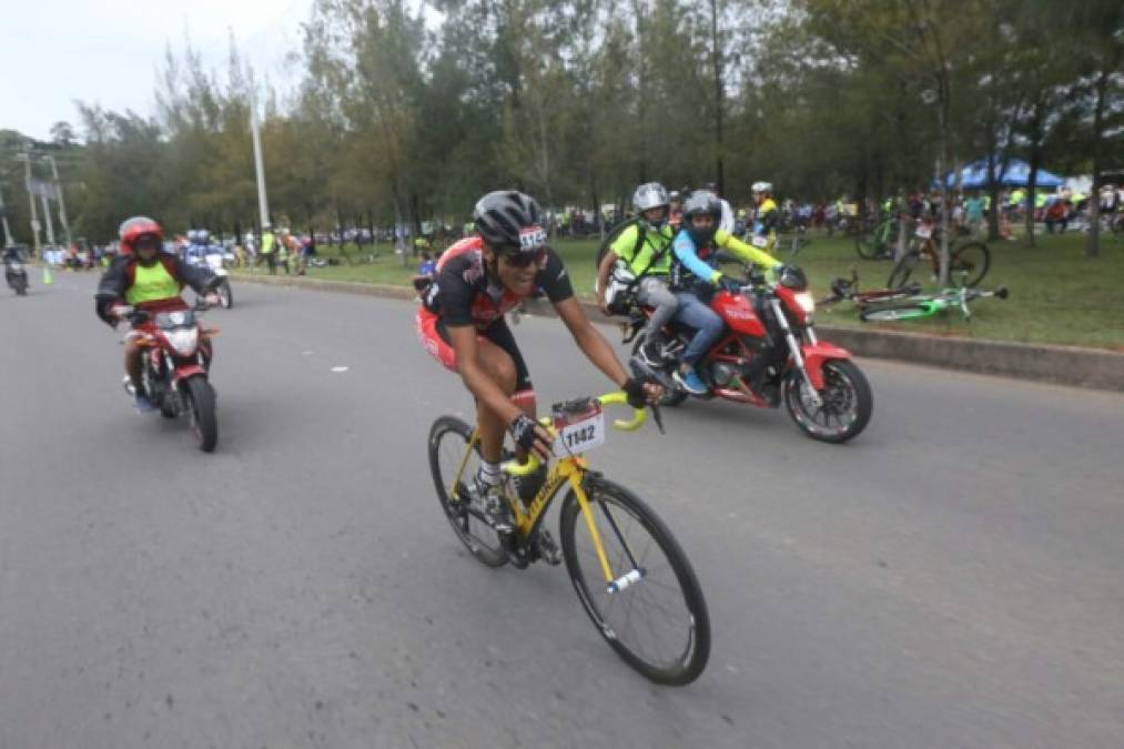 Así fue la llegada de Bryan Mendoza, el ganador Élite de la Sexta Vuelta Ciclística