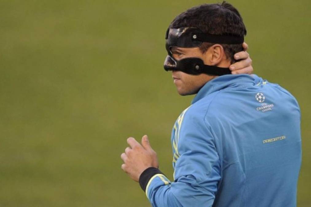 Al igual que el Choco Lozano, estos futbolistas han usado máscaras en un partido