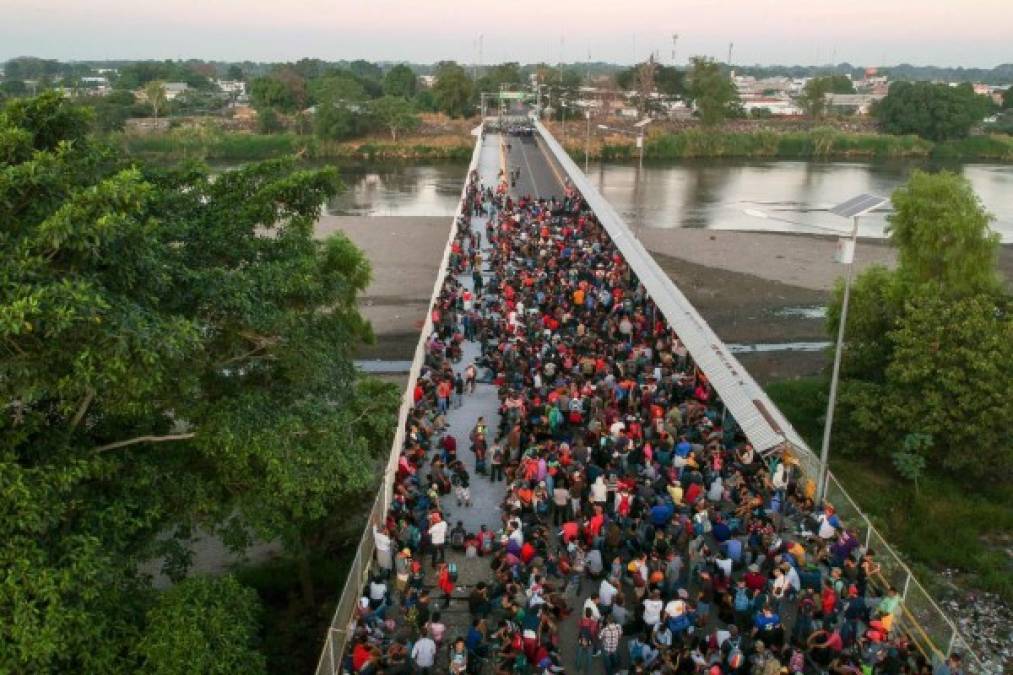 'Le pedimos a AMLO que nos abra las puertas', migrantes en puente fronterizo