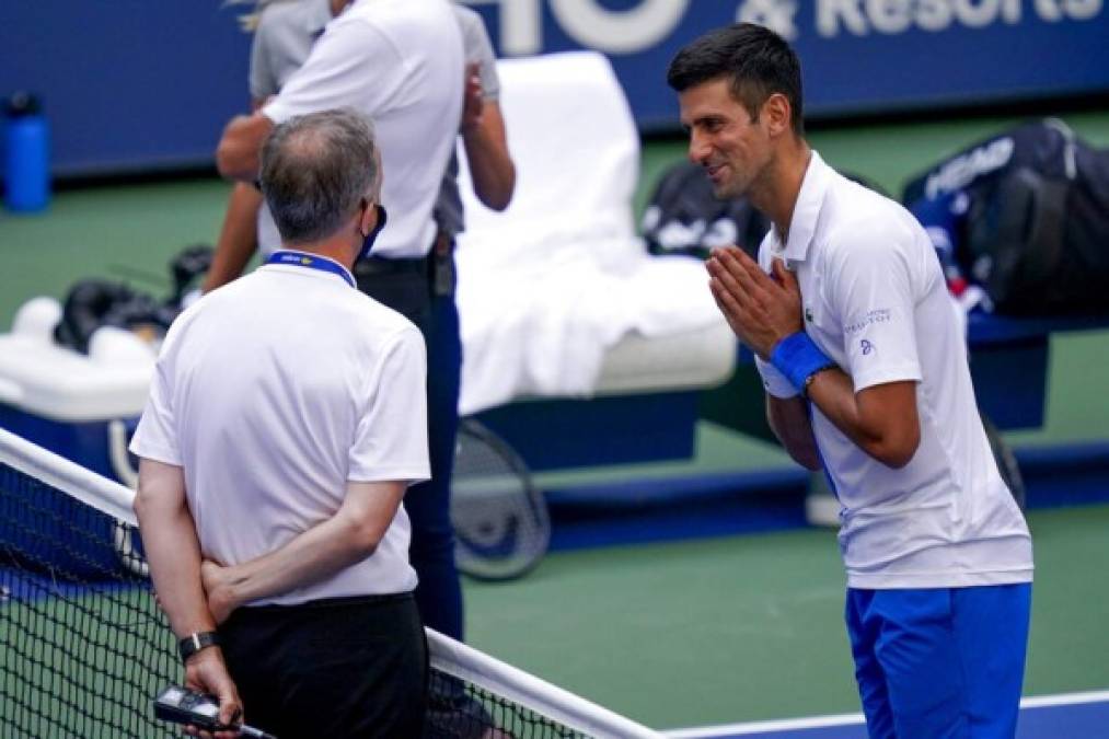 El momento en que Djokovic fue descalificado tras pelotazo contra jueza (FOTOS)