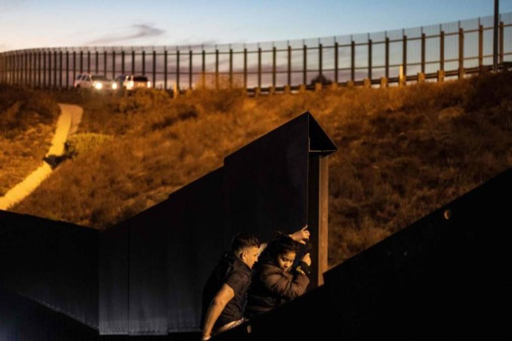 De día o de noche, los migrantes se las ingenian para cruzar el muro fronterizo en EEUU