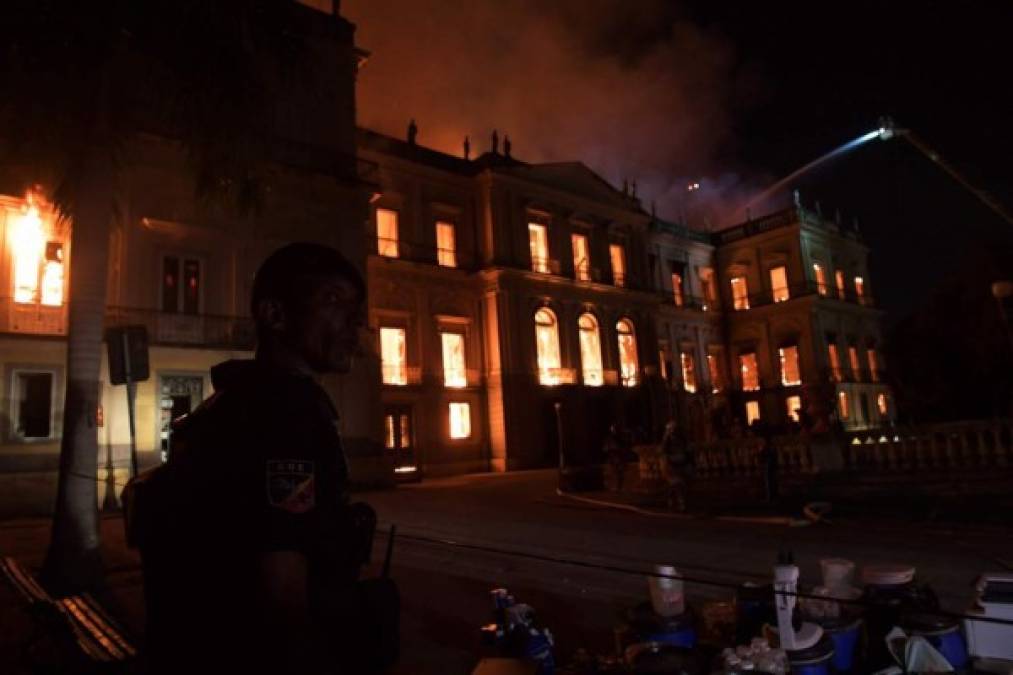 Imágenes: Destruido quedó el Museo Nacional de Brasil en Río de Janeiro tras voraz incendio