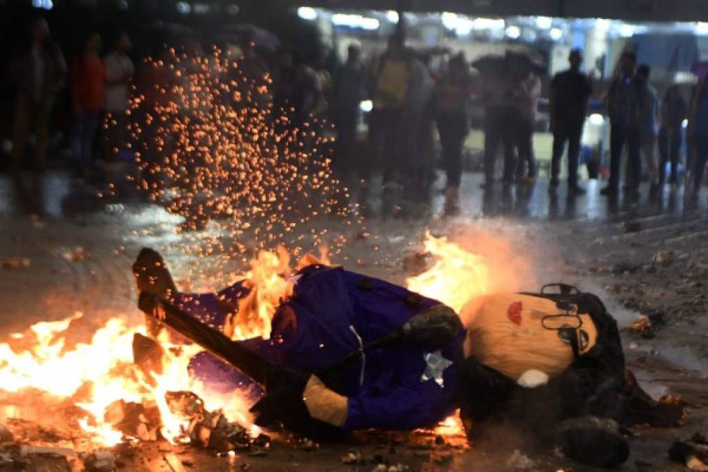 FOTOS: Así fue el adiós de un grupo de estudiantes a la rectora Julieta Castellanos