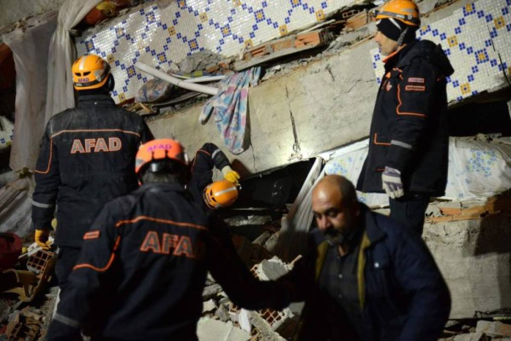 Muerte, destrozos y pánico deja potente sismo en Turquía ; las tristes imágenes