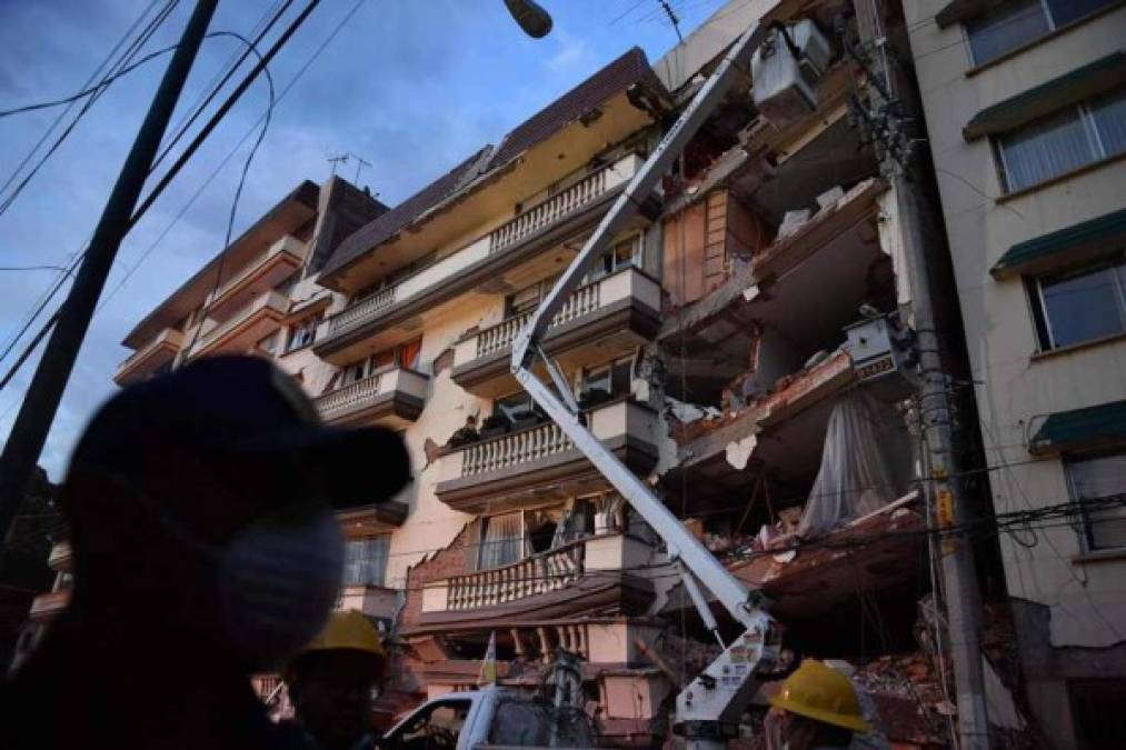 FOTOS: Escombros y dramáticos rescates tras sismo de 7.1 en México