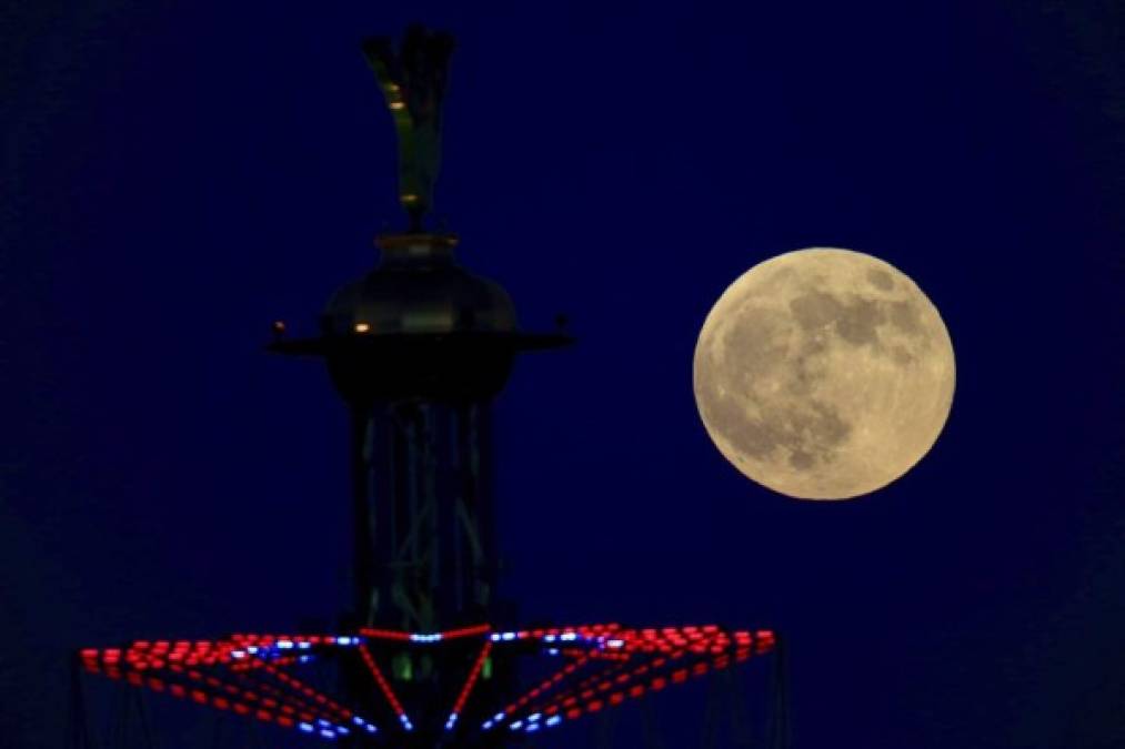 Así se ve el eclipse lunar más largo del siglo, alrededor del mundo (Fotos)