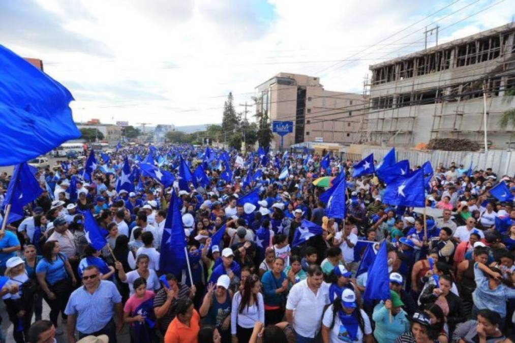 Nacionalistas marchan a favor de Juan Orlando Hernández bajo la consigna 'Victoria Total'