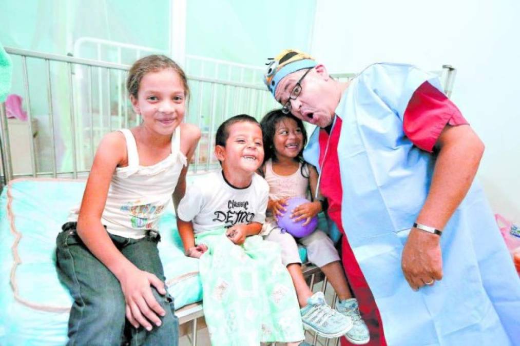 Así era 'Patch Adams' Bustillo, el doctor que conquistó el corazón de los niños hondureños