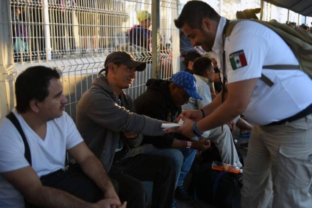 FOTOS: Con brazaletes en sus manos identifican a mujeres, hombres y niños de la caravana migrante en México